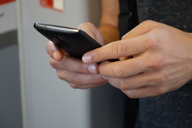Koniec oszustw i wyłudzeń przez SMS-y? Rząd ma plan