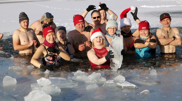 Bożonarodzeniowa kąpiel morsów z Grudziądza w Jeziorze Rudnickim Wielkim