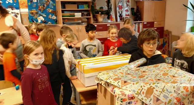 W ubiegłym roku paczki w ramach akcji "Paczki z klasą" z strzeszyńskiej szkoły, przedszkola 121 oraz od mieszkańców Strzeszyna trafiły do prawie 500 dzieci!