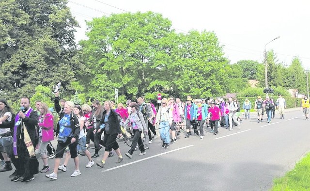 Pielgrzymi ze Szczecina i regionu mają jeszcze przed sobą ponad 300 km na Jasną Górę. - Warto do nas dołączyć - mówią.