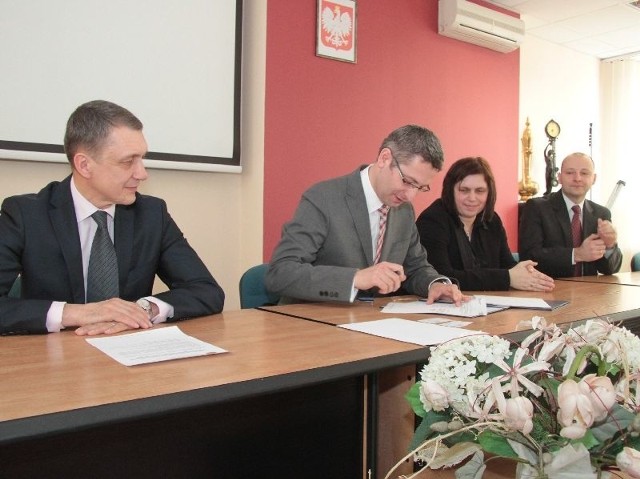 Umowę na budowę ścieżek rowerowych w regionie świętokrzyskim podpisali dyrektor Świętokrzyskiego Zarządu Dróg Wojewódzkich Damian Urbanowski i przedstawiciele firmy Mott MacDonald Polska.
