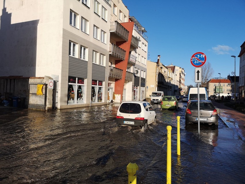 Sztorm spowodował, że ulice przy kanale portowym w Świnoujściu są zalane. Morze zabrało plażę [ZDJĘCIA]