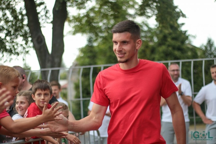 Raków Częstochowa w drugim meczu na stadionie w Bełchatowie...