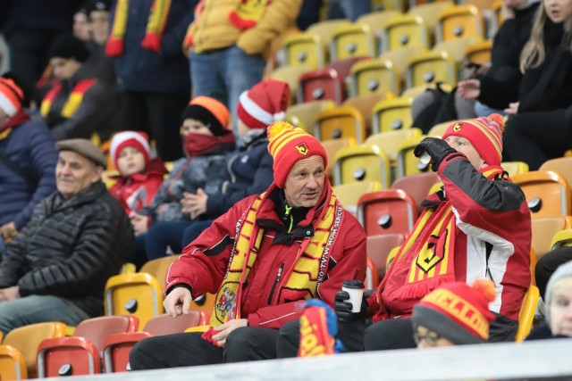 Jagiellonia Białystok przegrała u siebie 0:1 z Zagłębiem Lubin w meczu 18. kolejki PKO Ekstraklasy. Na stadionie miejskim przy ul. Słonecznej 1 zasiadło ponad 4,5 tysiąca kibiców. Zobacz galerię kibiców z meczu Jagiellonia - Zagłębie Lubin.