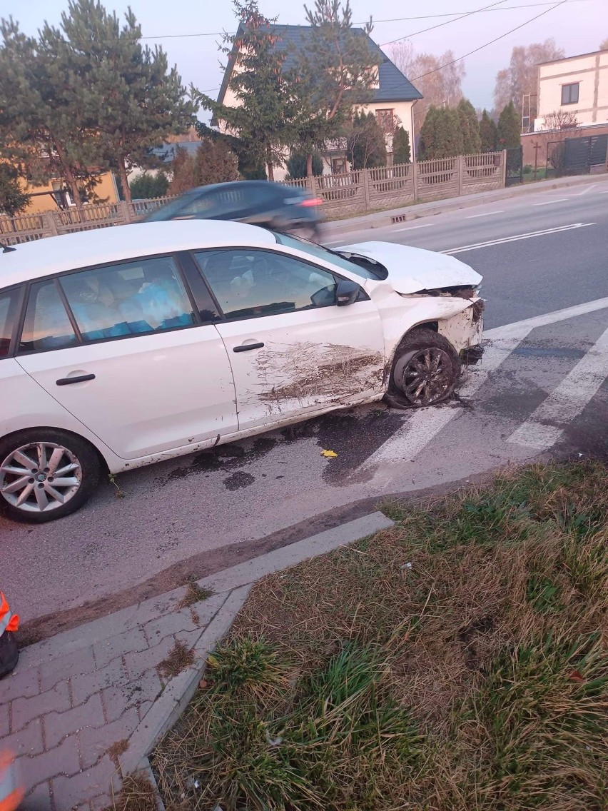Wypadek na drodze krajowej nr 73 w Woli Morawickiej. Samochód wypadł z jezdni