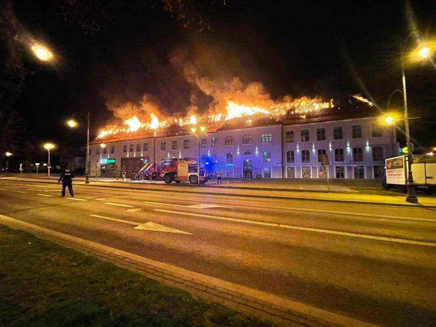 Krajobraz po pożarze galerii handlowej w Ełku. Budynek wymaga remontu, ale nie będzie zburzony. Sklepy na razie pozostaną zamknięte