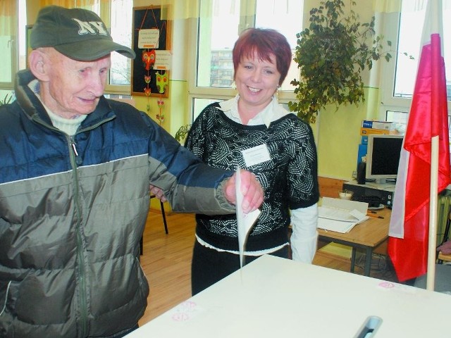 1 grudnia czerszczanie wybrali się na drugie w historii miasta referendum w sprawie likwidacji straży miejskiej. Na zdjęciu: W komisji obwodowej nr 1 głosuje Józef Szczygłowski. Obok przewodnicząca Hanna Borzyszkowska