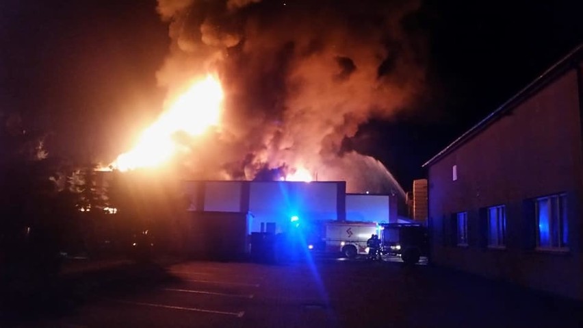 Pożar hali w Jaworznie. Ogień gasi ponad 80 strażaków