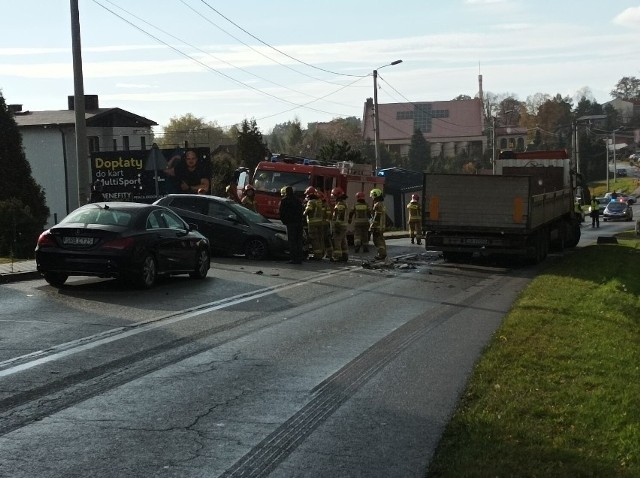 Zderzenie osobówki z ciężarówką w Przegędzy. Są ranni.