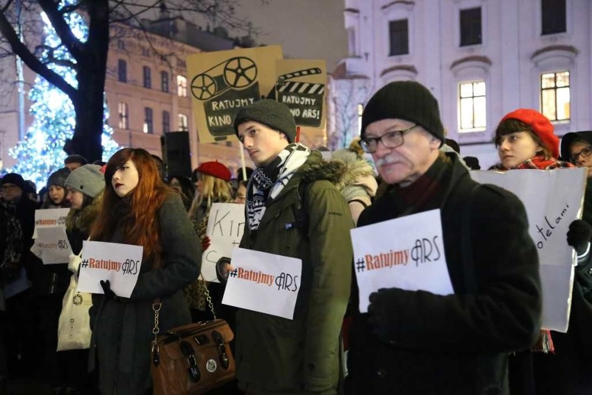 Krakowianie protestowali w obronie kina ARS. Tłumy manifestantów pod Urzędem Miasta [ZDJĘCIA]