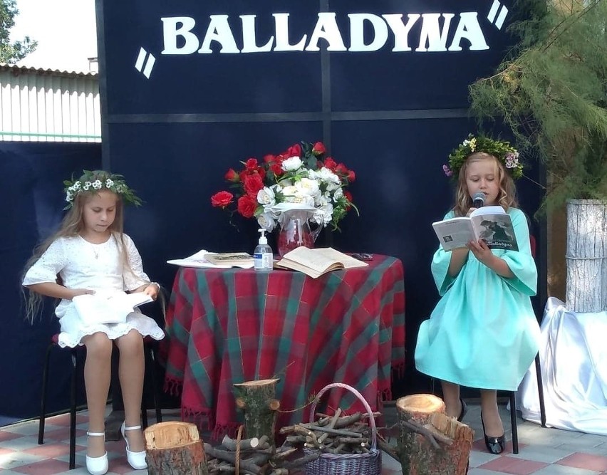 Mniszów. W ramach akcji Narodowego Czytania uczniowie i ich goście czytali Balladynę Juliusza Słowackiego