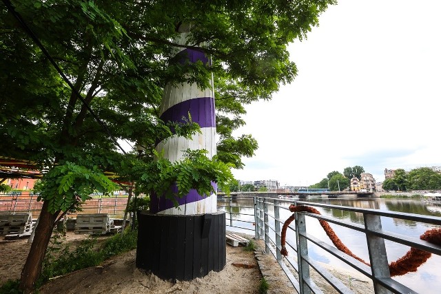 Biało-fioletowa latarnia morska została wybudowana z inicjatywy klubu nocnego Wyspa Tamka. Miejsce od lat zrzesza artystów i osoby powiązane ze sztuką i kulturą.