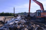 Rozbiórka fabryki mebli Feniks koło Skarszew. Pomagają lokalni przedsiębiorcy [ZDJĘCIA]
