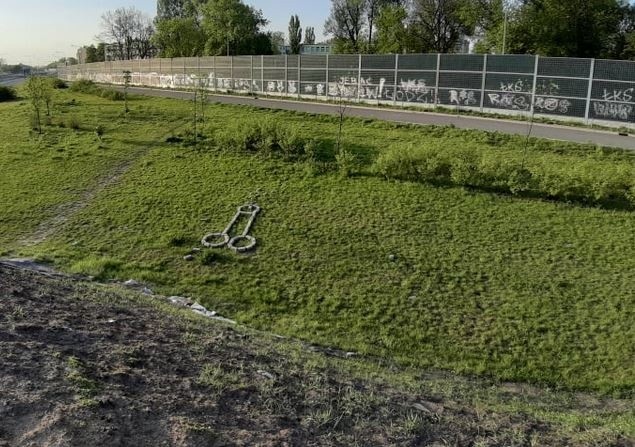 W swawolnym nastroju porawdopodobnie był autor kamiennej "układanki", którą powstała na trawniku przy Trasie Górna. Spacerowicze przecierali oczy ze zdziwienia. Inni chichocząc robili zdjęcia...