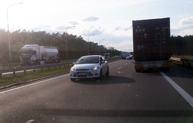 Doszło do tego we wtorek, 13 sierpnia, na odcinku S3 koło Zielonej Góry. Doszło tam do wypadku, na drodze leżał bus, wylądował też śmigłowiec LPR. I co zrobili kierowcy… zaczęli zawracać i jechać pod prąd w kierunku Nowej Soli.Do poważnego wypadku doszło późnym popołudniem. Bus leżał na środku jezdni blokując przejazd trasą S3. Na miejsce dotarła zielonogórska policja, wozy straży pożarnej oraz wylądował śmigłowiec lotniczego pogotowia ratunkowego. Na trasie zaczął tworzyć się korek.Niestety, wielu kierowców widząc wypadek nie pomyślało o ostrożności. Postąpili kompletnie bezmyślnie. Zaczęli zawracać i jechać pod prąd trasą S3 w kierunku Nowej Soli. W każdej chwili mogło dojść do wypadku lub nawet do katastrofy. Nie dość, że kierowcy jechali pod prąd trasą S3, to jeszcze pod prąd musieli z ekspresówki zjechać. – Skrajna głupota i nieodpowiedzialność. Jeżeli ktoś jedzie pod prąd drogą ekspresową to oczywiście stwarza poważne zagrożenie w ruchu i takie zachowanie może skończyć się utratą prawa jazdy – mówi asp. szt. Andrzej Gramatyka, naczelnik zielonogórskiej drogówki.ZOBACZSZALENIEC ZAWRACAŁ NA S3TIR ZAWRACAŁ NA S3ZOBACZ FILM - WYPADEK AUTOKARU Z DZIEĆMI NA S3