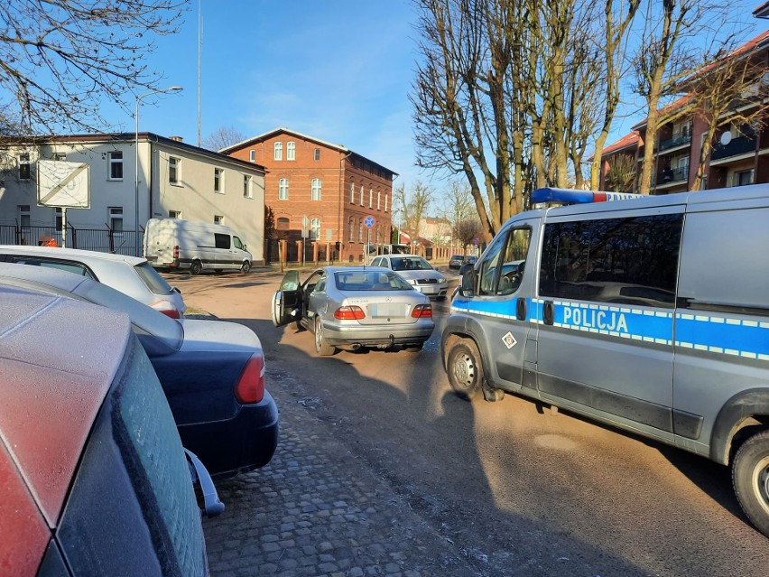 Pijany zasnął na skrzyżowaniu w Słupsku. Zablokował ruch. Wyciągała go policja. Z kieszeni wypadła mu setka [ZDJĘCIA]