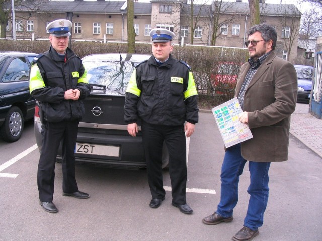 Na zdjęciu od lewej st. sierż. Grzegorz Fink oraz st.sierż. Krzysztof Pakulski z sekcji ruchu drogowego KPP Stargard. Z prawej Jerzy Grzesiak, kierownik Zarządu Dróg Krajowych i Autostrad w Stargardzie.