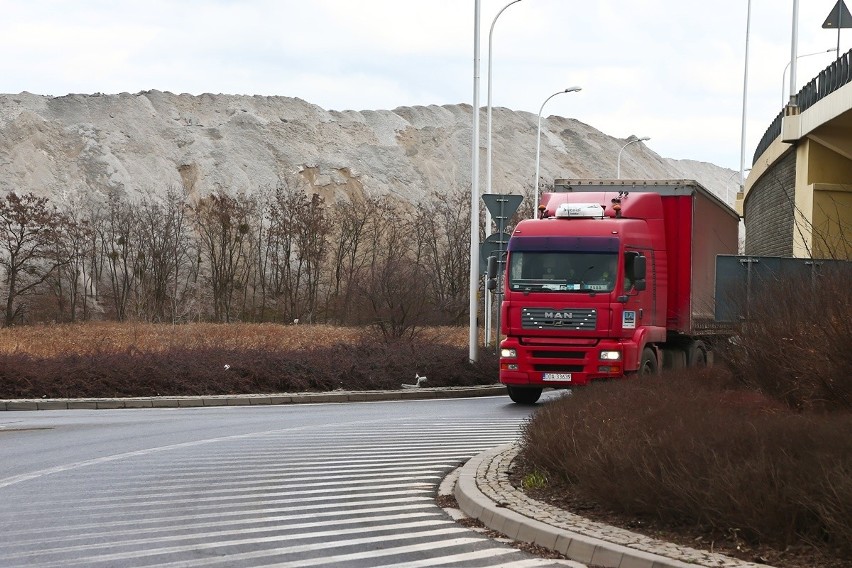 Bomba ekologiczna pod Wrocławiem? Materiał z hałdy używany jest do budowy wschodniej obwodnicy 