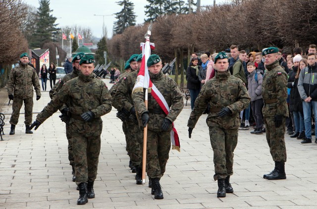 W piątek w południe przy pomniku rotmistrza Witolda Pileckiego na ul. 23 Stycznia odbyła się uroczystość z ceremoniałem wojskowym upamiętniająca Żołnierzy Wyklętych. Kwiaty i znicze  złożyła młodzież, samorządowcy, parlamentarzyści, mundurowi.  Wielu żołnierzy podziemia antykomunistycznego było związanych z Grudziądzem. W Centrum Wyszkolenia Kawalerii  uczył się rotmistrz Witold Pilecki, a  z Centrum Wyszkolenia Żandarmerii związany był sierżant Józef Franczak.