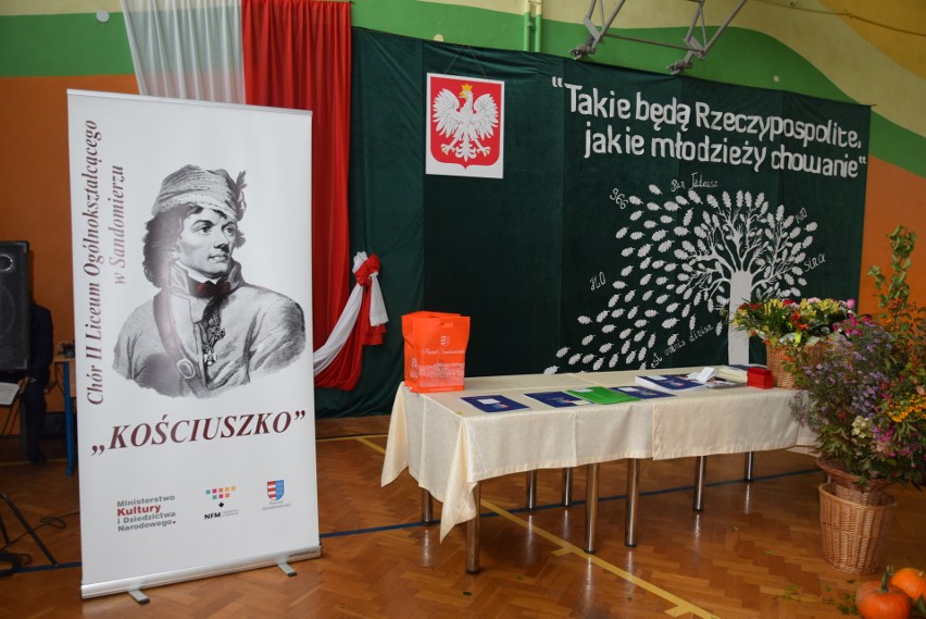 Powiatowe Obchody Dnia Edukacji Narodowej w Sandomierzu. Kto otrzymał nagrodę starosty sandomierskiego? Zobaczcie listę i zdjęcia