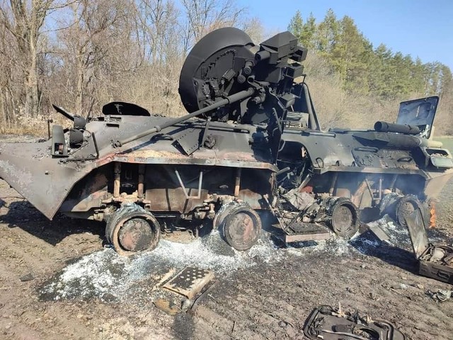 Jeden ze zniszczonych transporterów rosyjskiego najeźdźcy