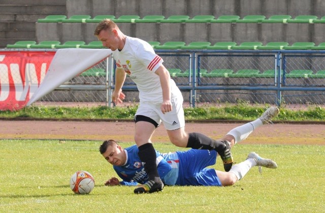 Piłkarze Czarnych w ostatnim meczu czwartej ligi zremisowali na wyjeździe z GKS Nowiny 1:1. Teraz przed Filipem Krępą (na zdjęciu) i jego kolegami derbowy pojedynek z Olimpią Pogoń Staszów