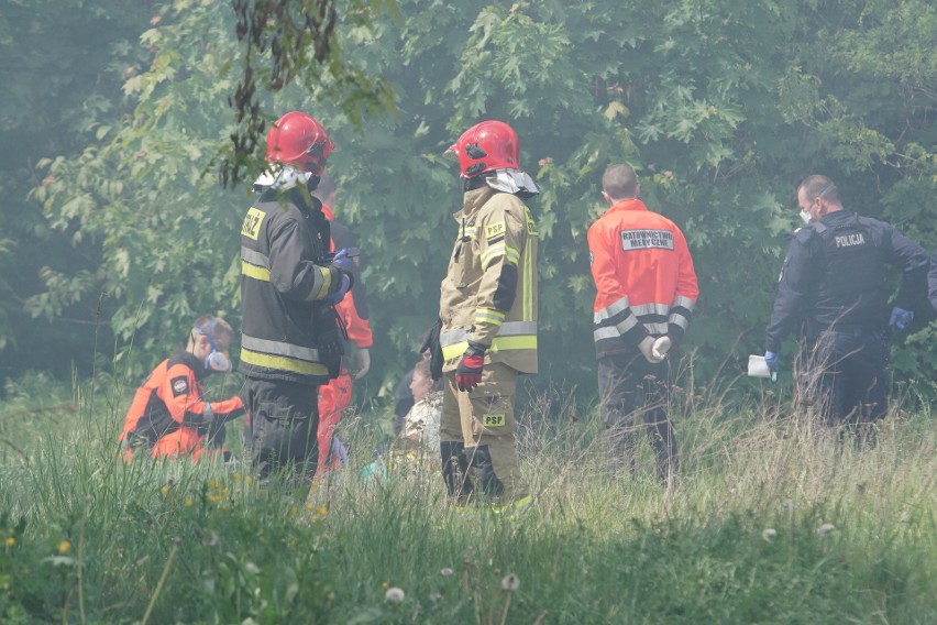 Cztery zastępy straży pożarnej walczą z ogniem na jednej z...