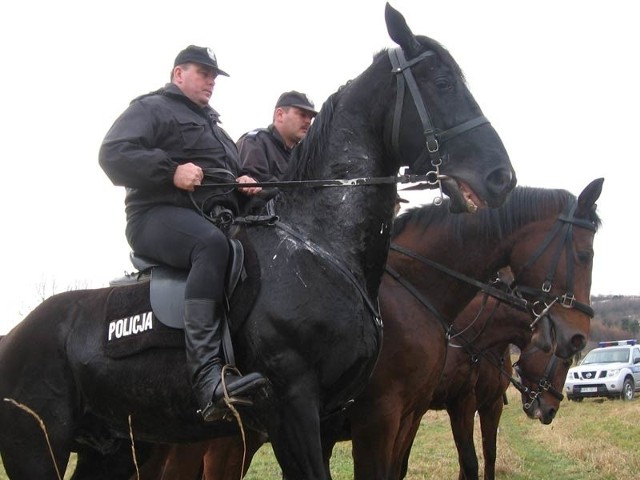 Policjanci z posterunku konnego w Myczkowie koło Polańczyka.