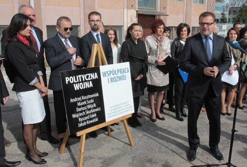 Konferencja PO przed danym budynkiem Fabryki Broni