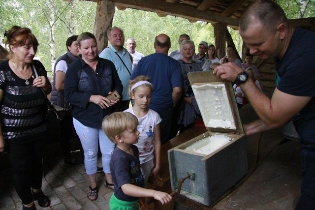 W sobotę (16 lipca) Gminny Ośrodek Kultury w Tuchomiu zaprasza do Izby Regionalnej w Modrzejewie na Festiwal Starych Rzemiosł. Początek o godz. 16.