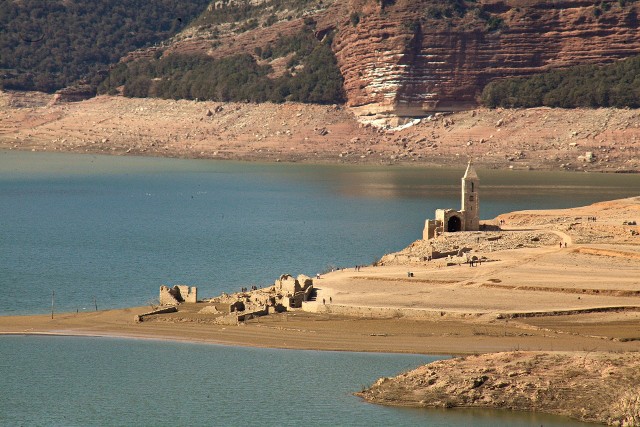 Zatopiona Hiszpańska wioska wynurzyła się na powierzchnię z powodu panującej suszy.CC BY-SA 4.0