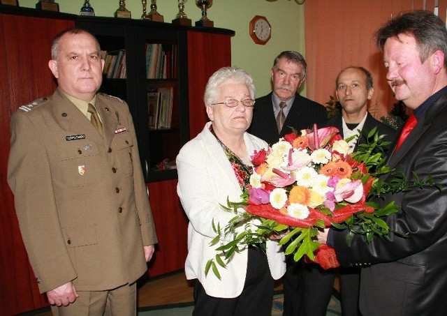 Podczas uroczystości w Urzędzie Gminy pani Gertruda dostała ogromy bukiet od wójta Tadeusza Jasionka.