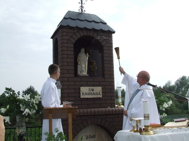 Kapliczka została poświęcona przez ks. proboszcza Henryka Łozińskiego (na zdjęciu - z prawej)