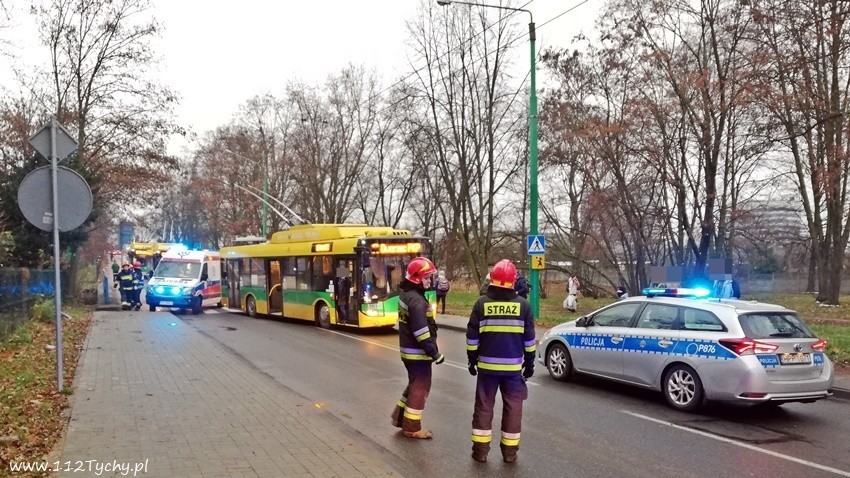 Tychy: trolejbus potrącił rowerzystę. Mężczyzna został odwieziony do szpitala w ciężkim stanie