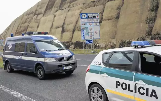 Słowaccy policjanci mogą na kierowców nałożyć bardzo surowe mandaty - od 50 aż do 800 euro, gdyż w tym kraju mandaty się kumulują. A drogówka jest tam bardzo rygorystyczna. Na domiar złego - trzeba płacić gotówką