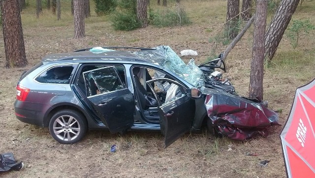 Tyle zostało z samochodu marki Skoda Octavia, którym 12 sierpnia 2022 r. podróżowała prawidłowo jadąca DK10 rodzina: ojciec lat 47, dwoje dzieci: 14-latek i 17-latka oraz matka lat 44. Kierowca oraz dwoje nieletnich pasażerów zmarli w miejscu wypadku, kobieta w szpitalu