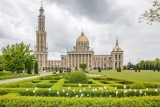 Tak wygląda największy kościół w Polsce! Magiczne miejsce czy katolickie Las Vegas? Zobacz zdjęcia i oceń sam