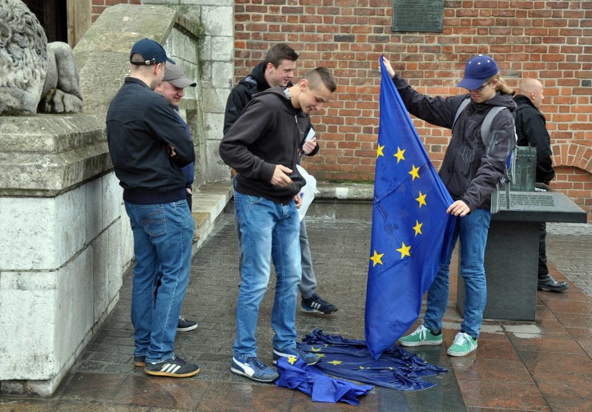 Skromny protest narodowców przeciwko członkostwie Polski w UE [ZDJĘCIA, WIDEO]