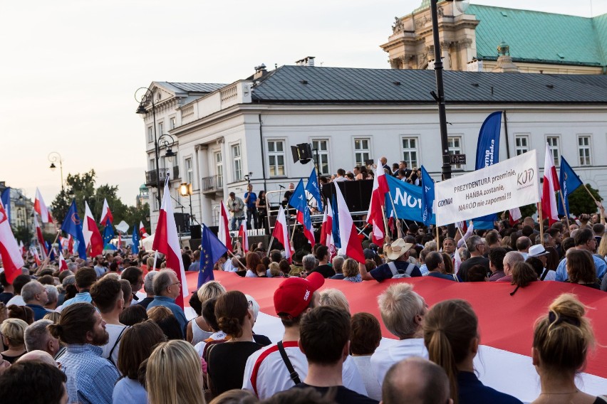 Łańcuch Światła w Warszawie [ZDJĘCIA] Demonstracja przed Pałacem Prezydenckim i marsz przed Sejm