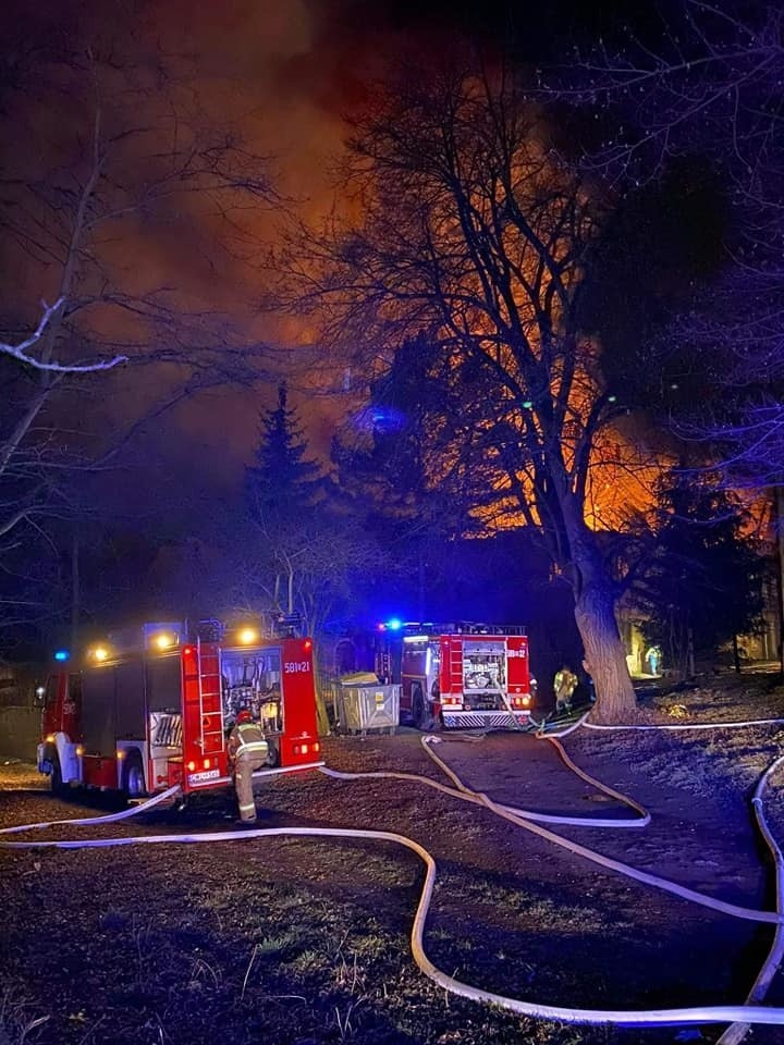 Pożar w Lubiążu. W ogniu stanął budynek przy klasztorze cystersów. Jedna osoba zmarła [ZDJĘCIA]