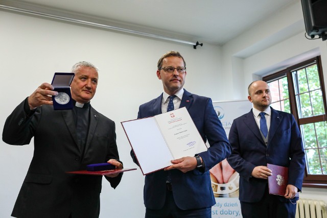 Ksiądz Tomasz Kancelarczyk i Fundacja Małych Stópek z medalami „Zasłużony dla Wymiaru Sprawiedliwości”