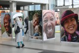 Najpiękniejsze uśmiechy świata są w Katowicach. Na dworcu PKP niezwykła wystawa zdjęć cenionej podróżniczki Elżbiety Dzikowskiej