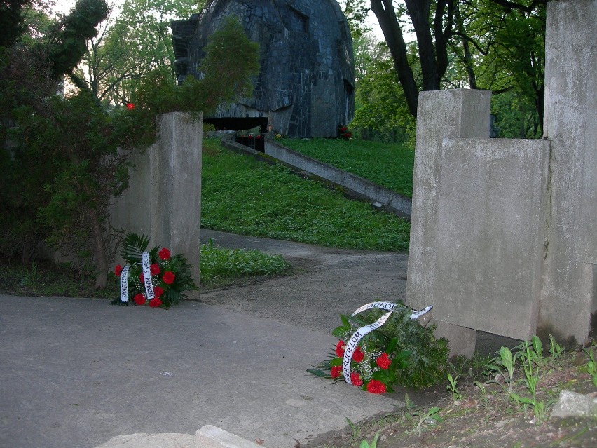 Kontrowersje na cmentarzu: &quot;Nieznanym Gwałcicielom Społeczeństwo Polskie&quot;