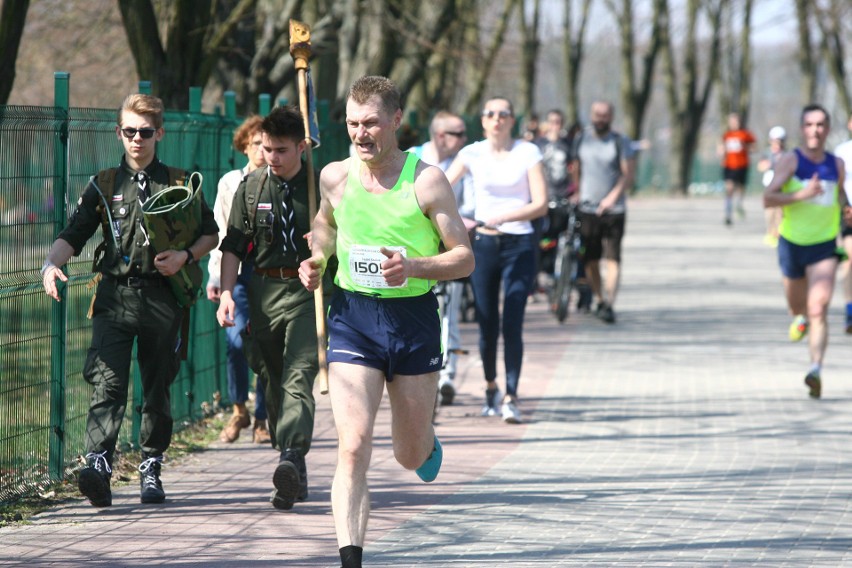 Biegli w niedzielę nad Zalewem Zemborzyckiem. To ostatni bieg z cyklu "Cztery Dychy do Maratonu" [DUŻO ZDJĘĆ]