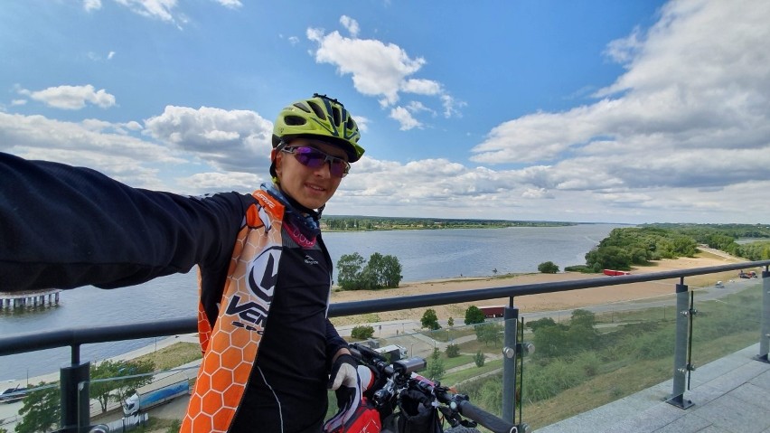 Nyski rowerzysta Wiktor Orzeszko jedzie w rajdzie „Wisła...
