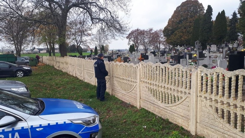 Policjanci szczególnie aktywni są w okolicach cmentarzy w...