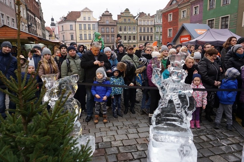 Stary Rynek: Można już oglądać pierwsze rzeźby lodowe