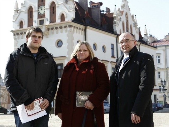 Ireneusz Kędzior, Anna Pleśniak i Marcin Nowak (ostatni z prawej) przekonują, że dobrze się im mieszka w sąsiednich gminach. Nie zgadzają się na przyłączenie do Rzeszowa.