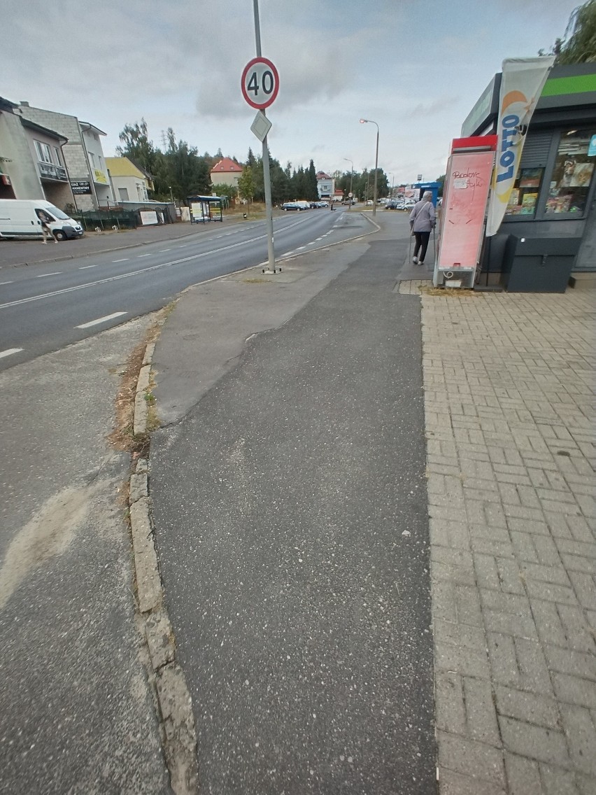 Ciąg pieszo-rowerowy wzdłuż ulicy Twardzickiego w Bydgoszczy. Tu przydałoby się nowe malowanie