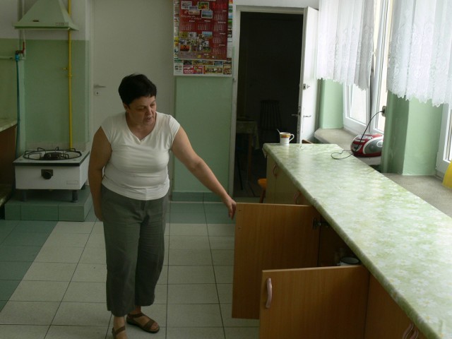 Turyści mają do dyspozycji szkolną kuchnię wraz z wyposażeniem &#8211; pokazuje dyrektor Zespołu Szkół i Placówek w Baranowie Alina Lis